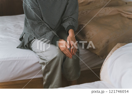 朝起きると膝が痛い 朝起きると膝が痛い 121746054