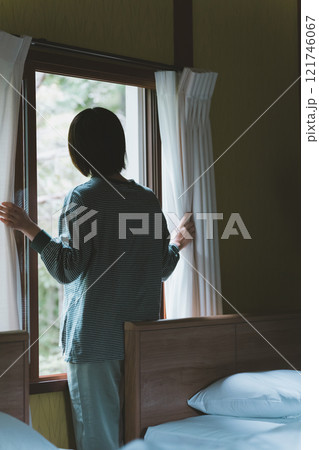 朝爽やかに目覚める 朝爽やかに目覚める 121746067