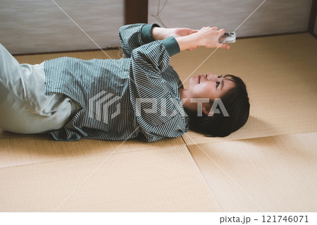 畳でゴロゴロする女性 畳でゴロゴロする女性 121746071
