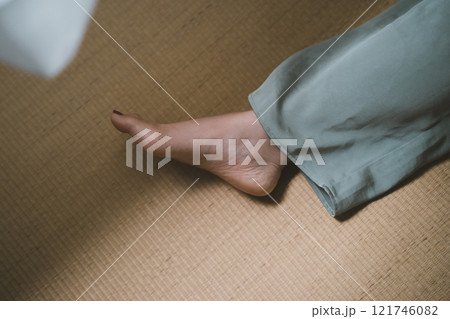 畳と素足の女性 121746082