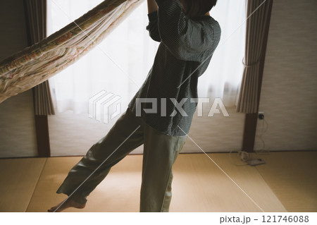 敷布団を敷く女性 121746088