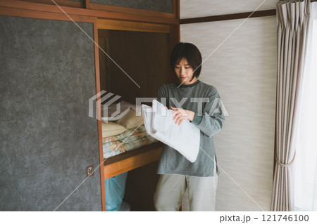 朝、布団を片付ける 121746100