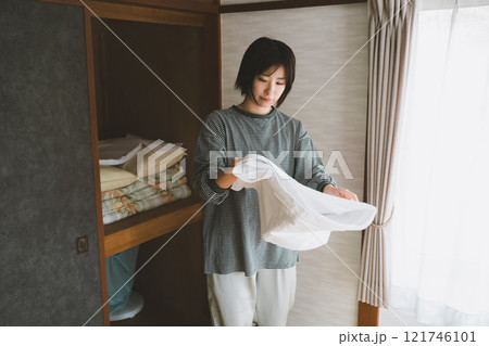 朝、布団を片付ける 121746101