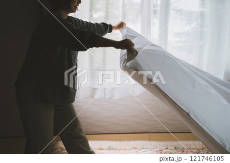 布団を敷く 121746105