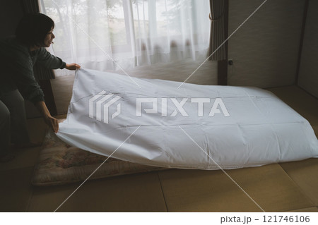 布団を敷く 121746106