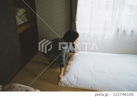 布団を敷く 121746108