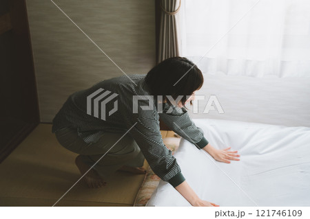 布団を敷く 121746109