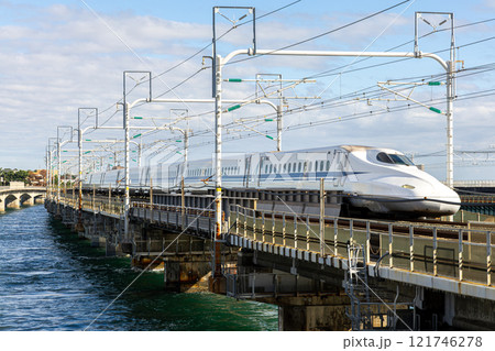 浜名湖を渡る新幹線 浜名湖を渡る新幹線 121746278