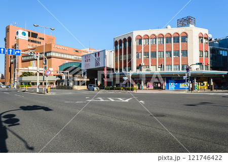 鳥取駅前の都市風景 121746422