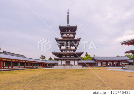 UNESCO世界文化遺産、奈良薬師寺を巡る 121746483