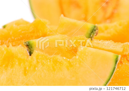 クインシーメロン　ネット系　赤肉　千葉県産　明るい背景　カット 121746712