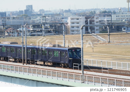 ヨコハマネイビーブルー 21000系電車 - 年末の多摩川橋梁（東急東横線）の風景 - 3:2 121746905