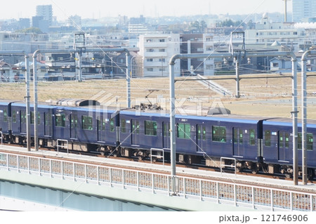 ヨコハマネイビーブルー 21000系電車 - 年末の多摩川橋梁(東急東横線)の風景 - 3:2 ヨコハマネイビーブルー 21000系電車 - 年末の多摩川橋梁(東急東横線)の風景 - 3:2 121746906