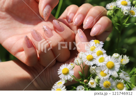 女性の手と花 121746912