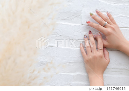 女性の手 121746913