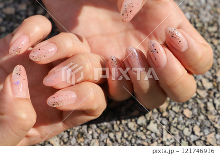 女性のネイル 121746916