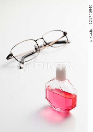 目薬と眼鏡 目薬と眼鏡 121746940