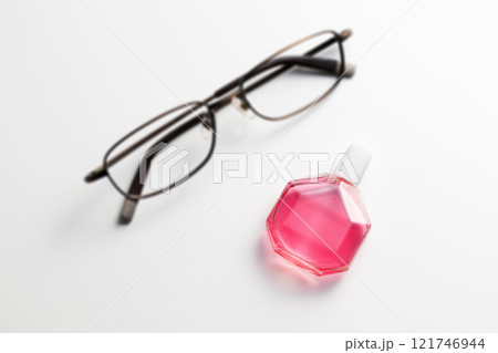 目薬と眼鏡 121746944