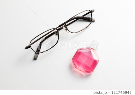 目薬と眼鏡 目薬と眼鏡 121746945