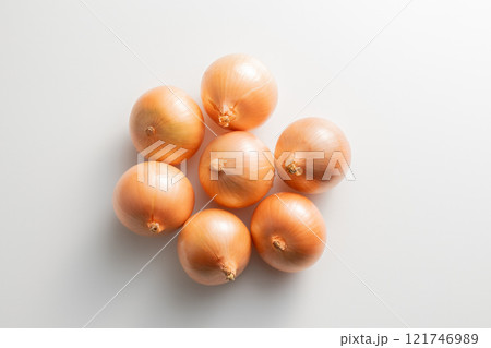 玉ねぎ　白バック　スタジオ撮影 121746989