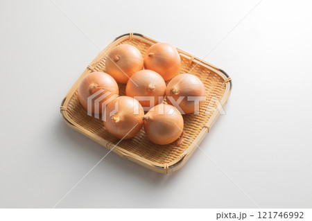 玉ねぎ　白バック　スタジオ撮影 121746992