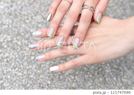 女性の手 女性の手 121747090