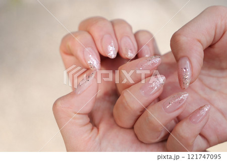 女性のネイル 121747095