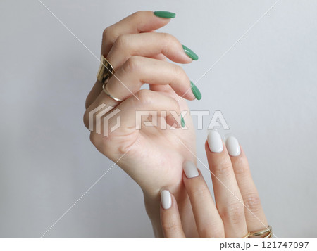 女性の手 女性の手 121747097
