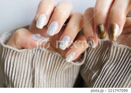 女性のネイル 女性のネイル 121747099
