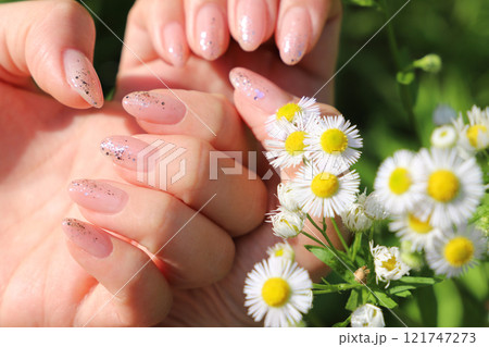 女性の手と花 121747273