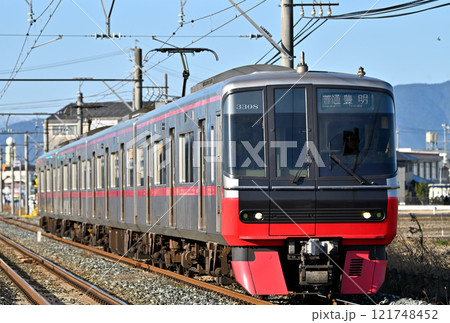 朝日を浴びて走る名鉄3300系電車 121748452