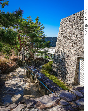 70年代の建造物で初の重要文化財に指定された瀬戸内海歴史民俗資料館（香川県高松市） 121748699