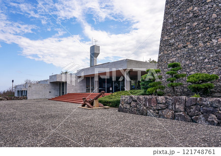 70年代の建造物で初の重要文化財に指定された瀬戸内海歴史民俗資料館（香川県高松市） 121748761