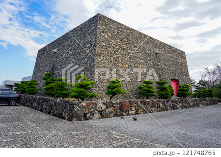 70年代の建造物で初の重要文化財に指定された瀬戸内海歴史民俗資料館（香川県高松市） 121748765