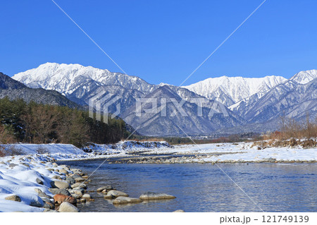 信濃大町山岳展望 冬の北アルプス後立山連峰 信濃大町山岳展望 冬の北アルプス後立山連峰 121749139