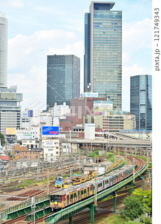 名古屋駅のビル群を背景に走るあおなみ線レゴランドラッピング電車 名古屋駅のビル群を背景に走るあおなみ線レゴランドラッピング電車 121749343