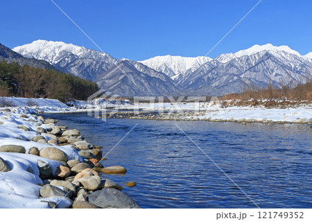信濃大町山岳展望　冬の北アルプス後立山連峰 121749352