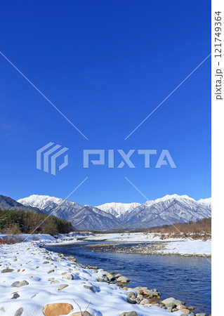 信濃大町山岳展望　冬の北アルプス後立山連峰 121749364