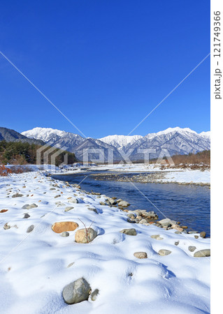 信濃大町山岳展望　冬の北アルプス後立山連峰 121749366