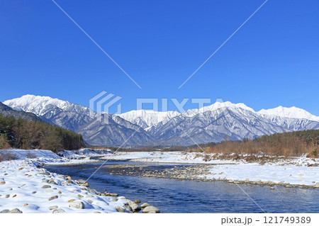 信濃大町山岳展望　冬の北アルプス後立山連峰 121749389