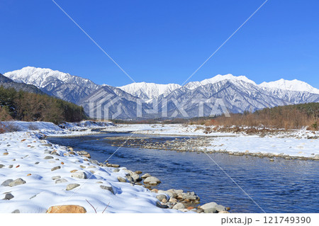 信濃大町山岳展望　冬の北アルプス後立山連峰 121749390