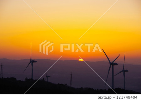 三重県　夕暮れ時に青山高原の風車を望む 121749404