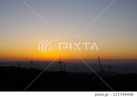三重県 夕暮れ時に青山高原の風車を望む 三重県 夕暮れ時に青山高原の風車を望む 121749406