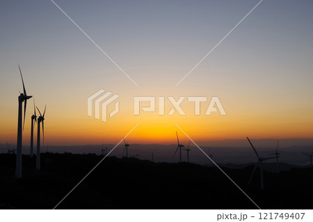 三重県 夕暮れ時に青山高原の風車を望む 三重県 夕暮れ時に青山高原の風車を望む 121749407