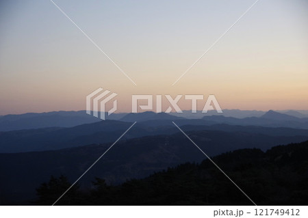 三重県 夕暮れの青山高原 白山町方面を望む 三重県 夕暮れの青山高原 白山町方面を望む 121749412