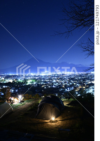 キャンプ場から望む夜景と富士山 121749793