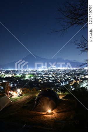 キャンプ場から望む夜景と富士山 121749794