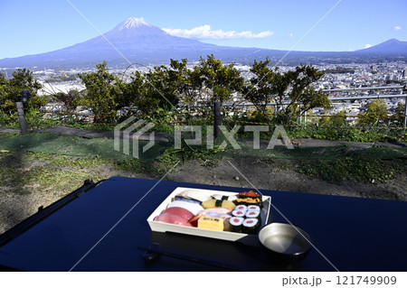 富士山と寿司 121749909