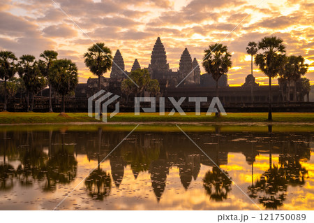 カンボジア　アンコールワットのサンセット 121750089