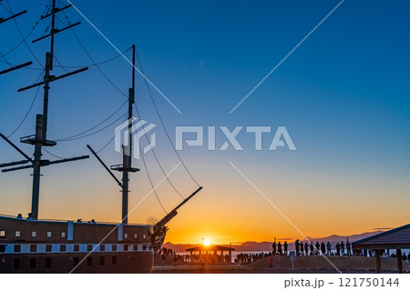 【静岡県】田子の浦・みなと公園から2025年初日の出を拝む人達 121750144